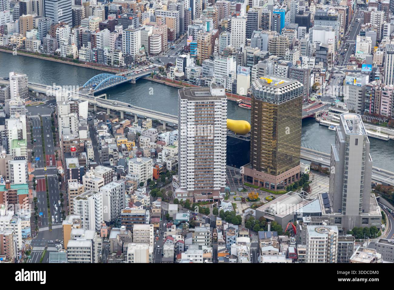 Tokyo, Giappone, 2025-11-11. La sede centrale della Asahi Breweries, il fiume Sumida e il reparto Sumida a Tokyo, Giappone, visto dalla Tokyo Sky Tree Tower. Tokyo, Giappone, Foto Stock