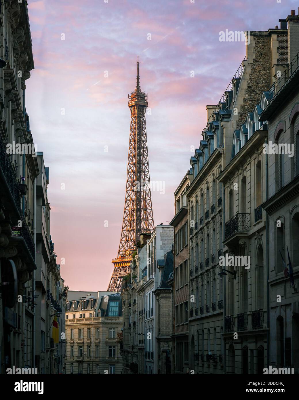 Torre Eiffel all'alba da Rue de l'Amiral Hamelin, Parigi Francia Foto Stock
