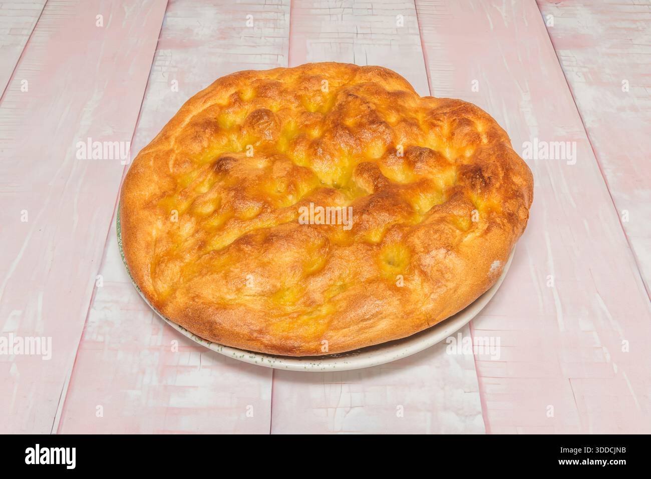Tradizionale torta de Aranda, una grande pagnotta rustica castigliana con una spessa crosta dorata, spolverata di farina e decorata con tagli profondi prima della cottura Foto Stock