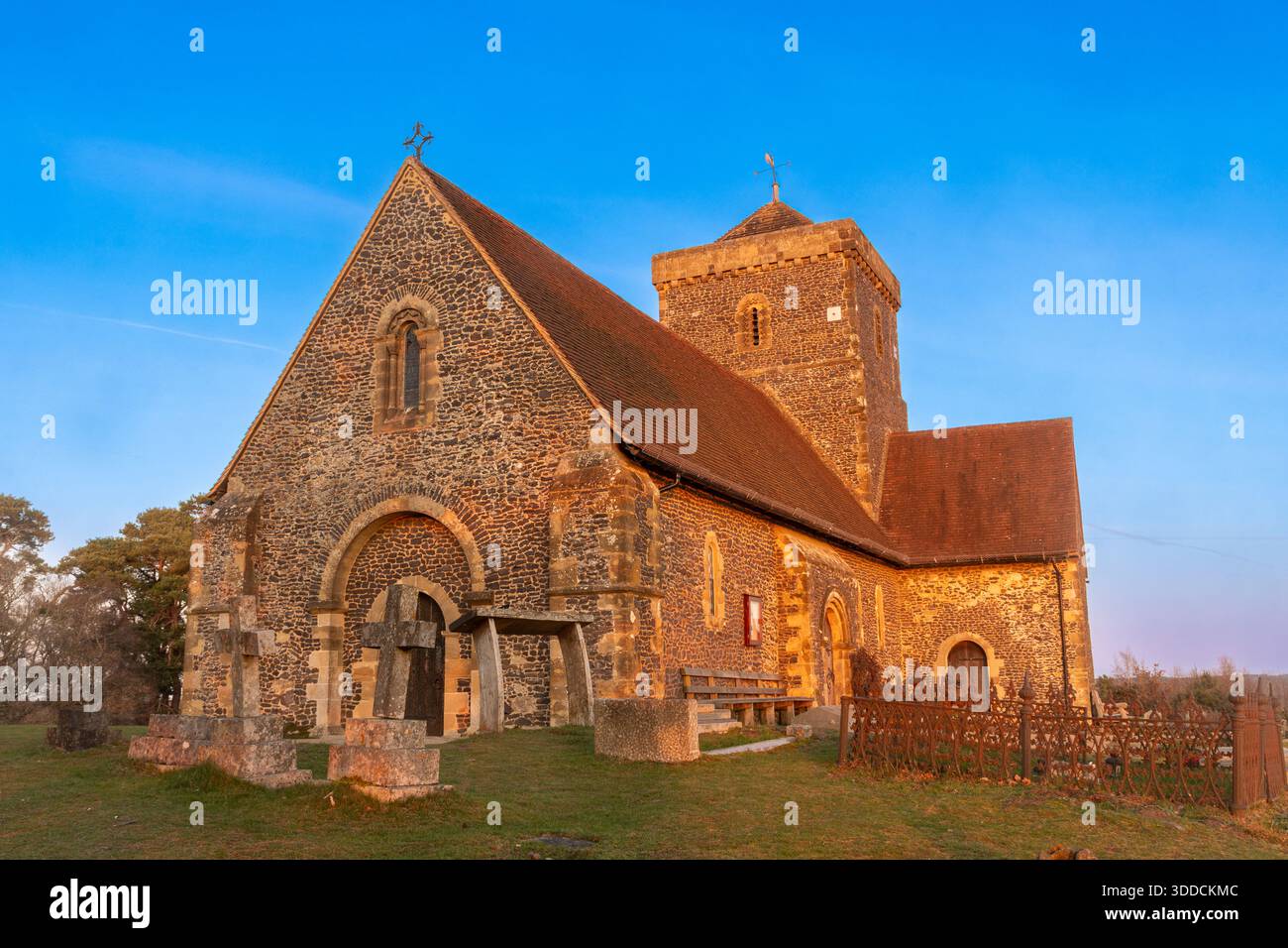St Martha's Church al tramonto (conosciuta anche come St Martha-on-the-Hill) sulla cima di una collina nel North Downs, Chilworth vicino a Guildford, Surrey, Inghilterra, Regno Unito Foto Stock