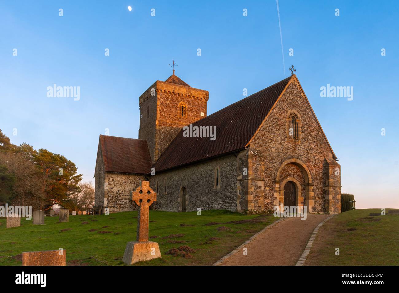 St Martha's Church al tramonto (conosciuta anche come St Martha-on-the-Hill) sulla cima di una collina nel North Downs, Chilworth vicino a Guildford, Surrey, Inghilterra, Regno Unito Foto Stock