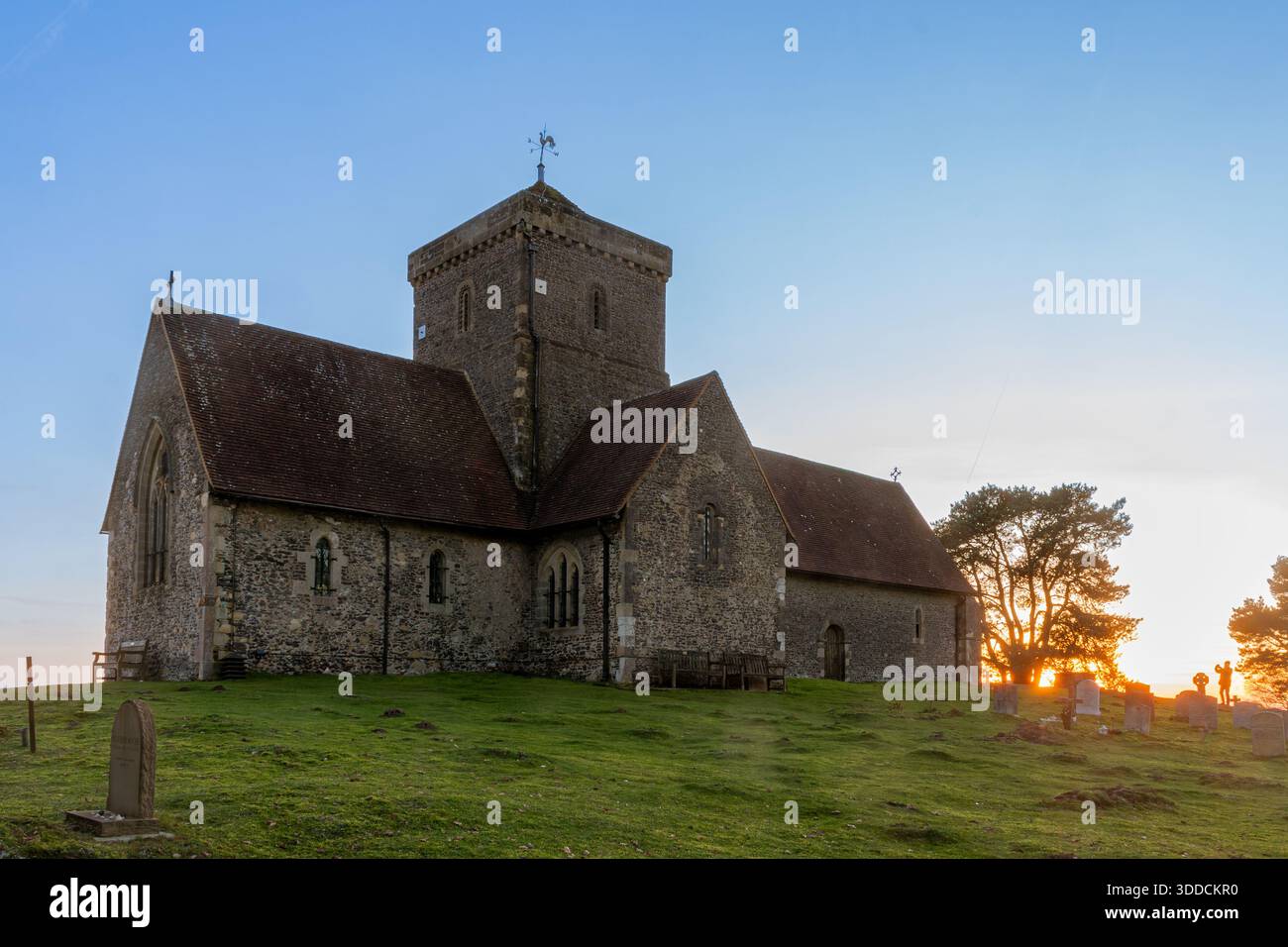 St Martha's Church al tramonto (conosciuta anche come St Martha-on-the-Hill) sulla cima di una collina nel North Downs, Chilworth vicino a Guildford, Surrey, Inghilterra, Regno Unito Foto Stock