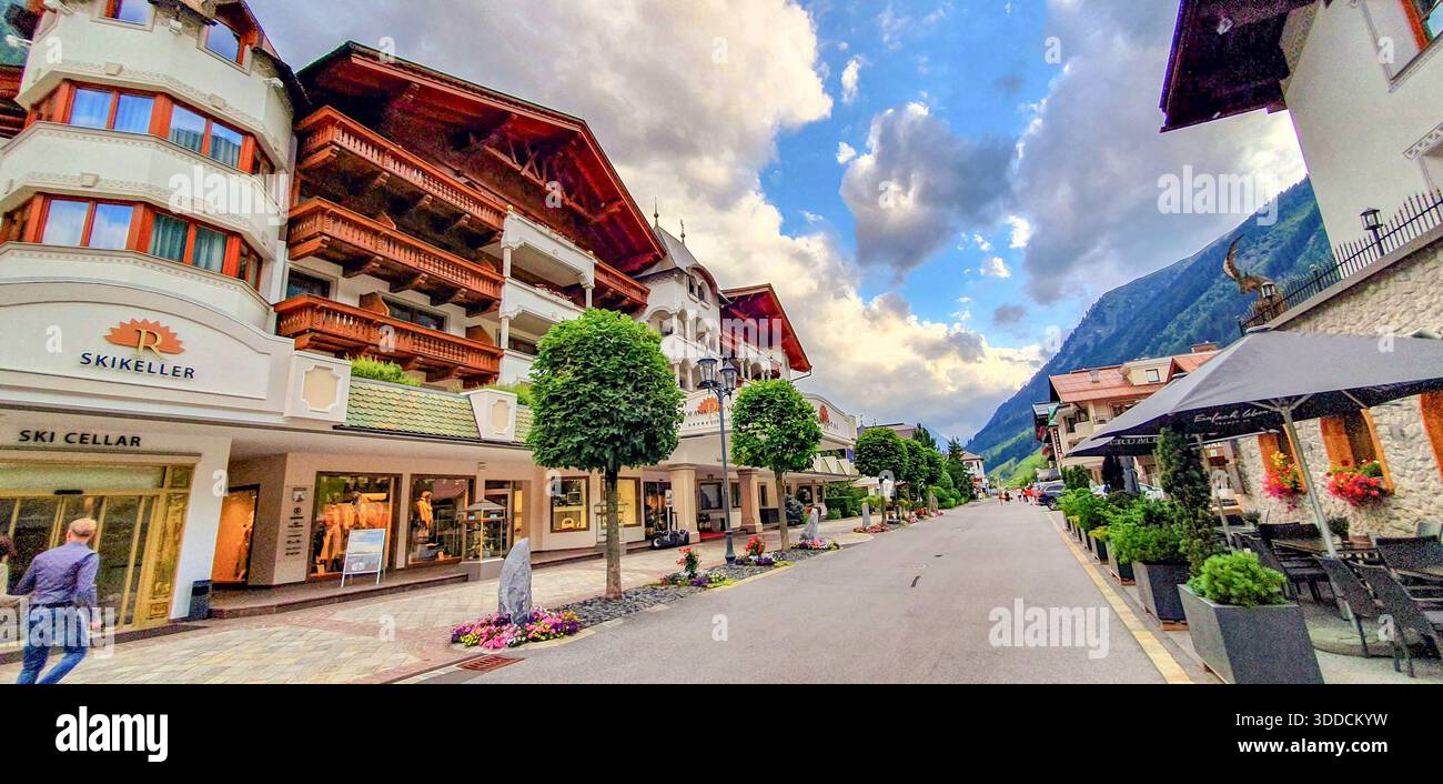 Ischgl rimane una delle destinazioni sciistiche più esclusive e vivaci al mondo, situata nella valle del Paznaun in Tirolo, Austria. Foto Stock