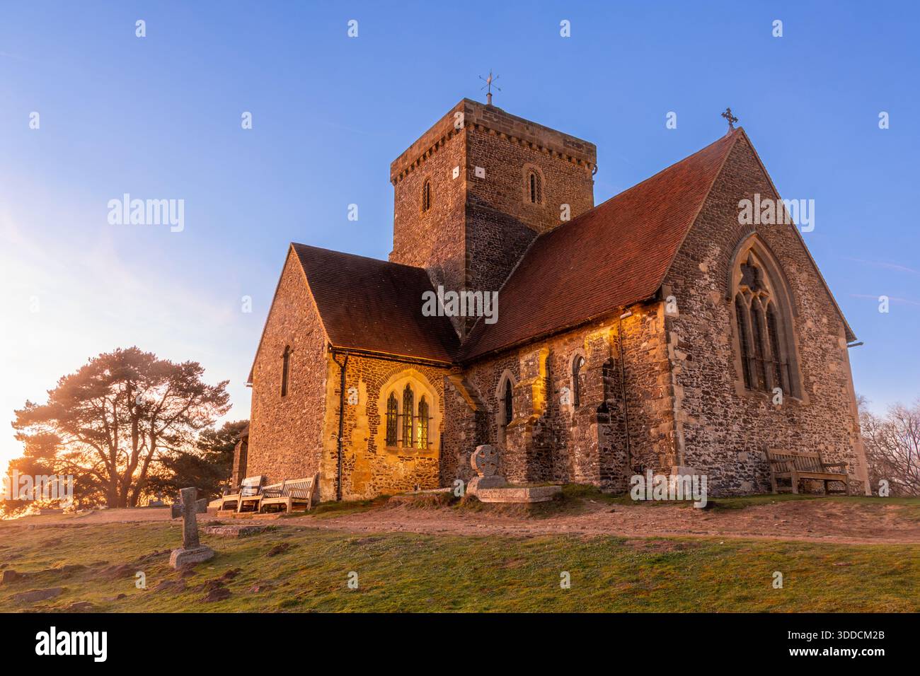 St Martha's Church al tramonto (conosciuta anche come St Martha-on-the-Hill) sulla cima di una collina nel North Downs, Chilworth vicino a Guildford, Surrey, Inghilterra, Regno Unito Foto Stock