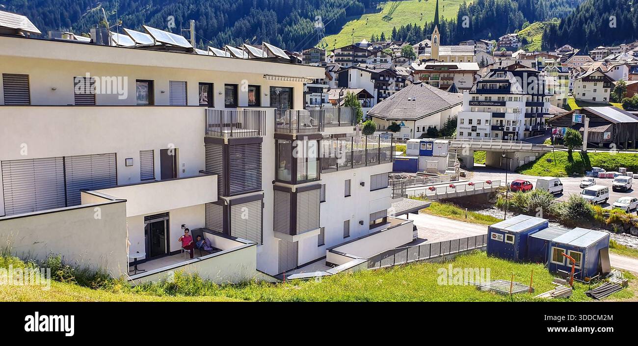 Ischgl rimane una delle destinazioni sciistiche più esclusive e vivaci al mondo, situata nella valle del Paznaun in Tirolo, Austria. Foto Stock