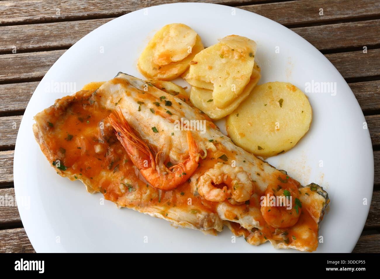Pesce cotto servito come piatto di frutti di mare gourmet Foto Stock