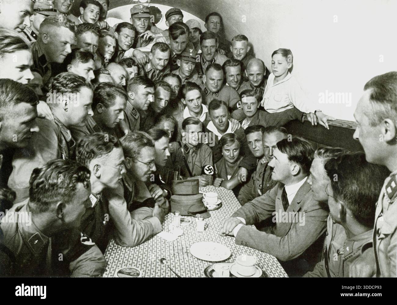 Hitler con gli uomini, quartier generale nazista, la casa Brown, Monaco, Germania Foto Stock