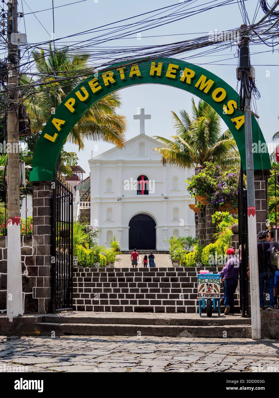 Chiesa di San Pedro al Central Park, San Pedro la Laguna, dipartimento di Solola, Guatemala Foto Stock