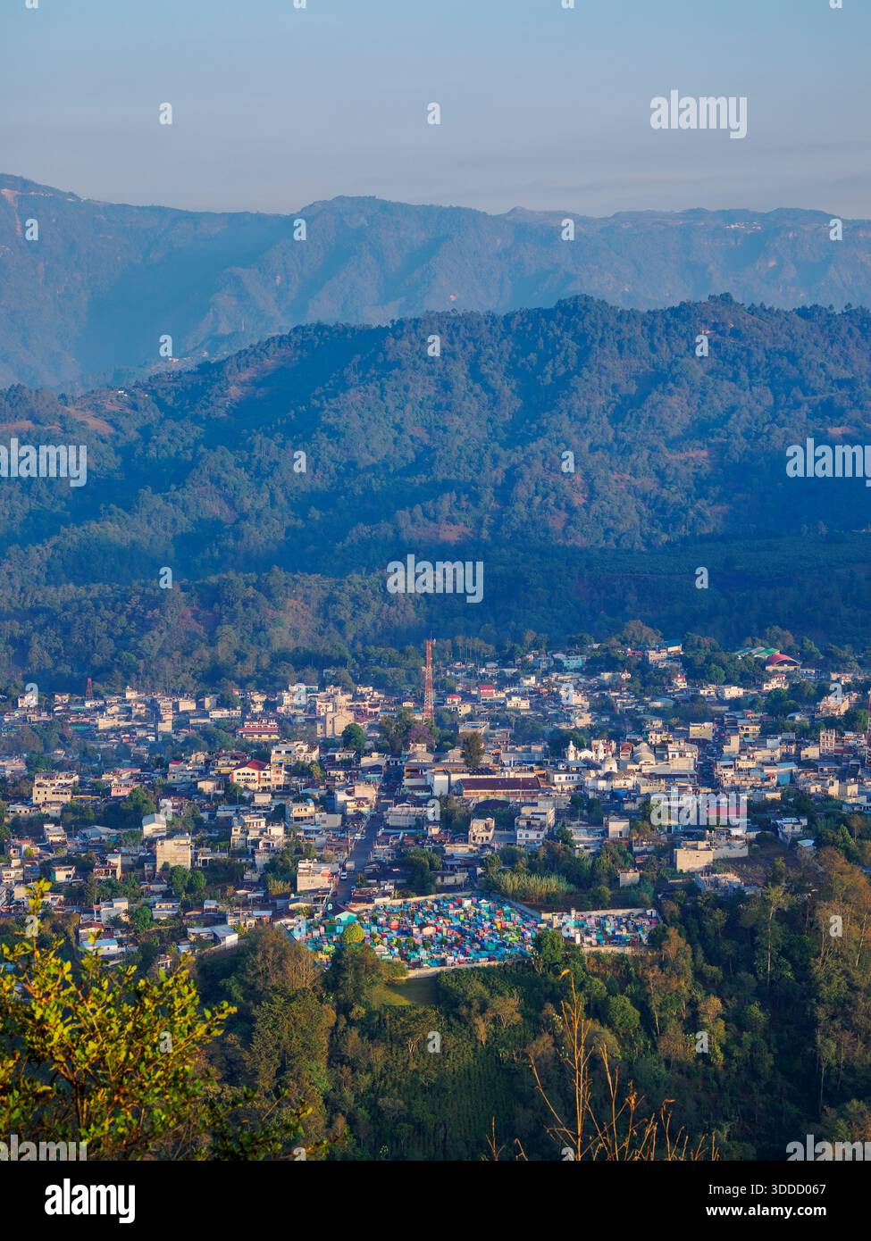 Vista da Rostro Maya o Indian Nose verso Santa Clara la Laguna all'alba, dipartimento di Solola, Guatemala Foto Stock