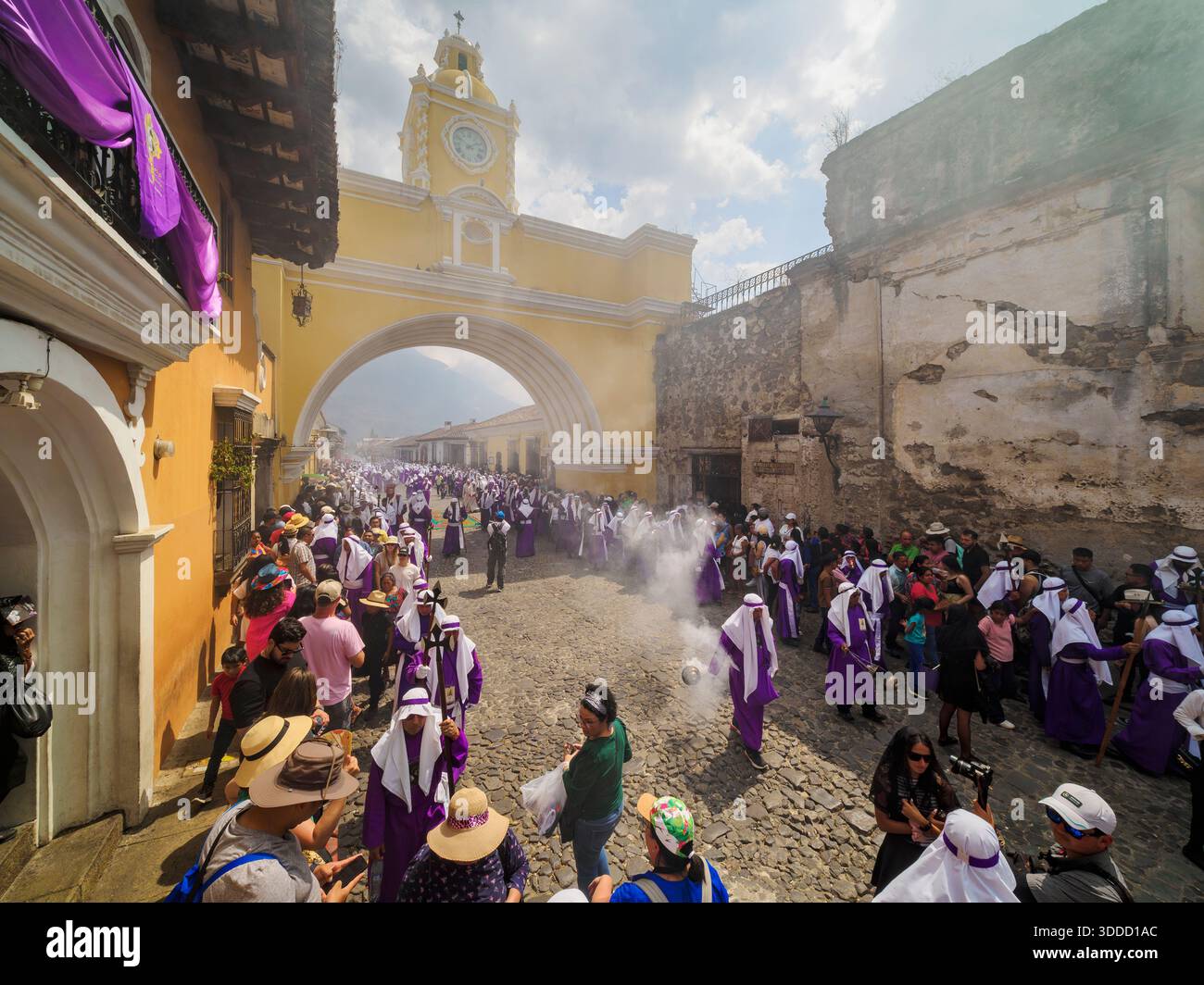 Jesus Nazareno de la Merced Procession passando per l'Arco di Santa Catalina, venerdì Santo, Antigua Guatemala, Sacatepequez Department, Guatemala Foto Stock
