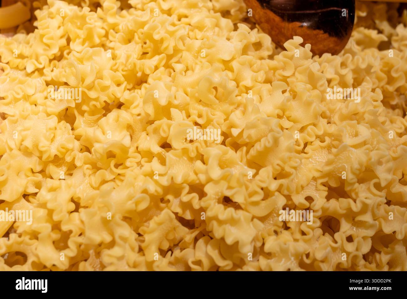 Penne per pasta fresca e soffice fatta a mano, ingredienti grano dura di prima qualità, sapori, consistenza per cene gourmet o classici piatti a base di pasta per famiglie Foto Stock