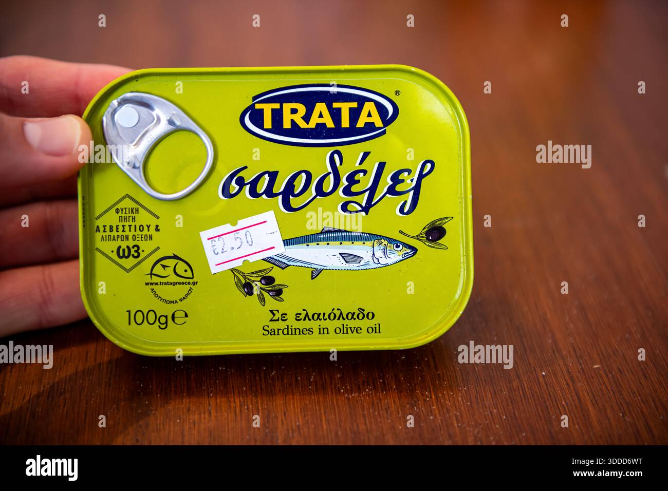 Karkinagri, Grecia - 1 giugno 2023: Sardine in olio d'oliva lattina prodotto di marca greca Trata conserve cibo tradizionale macro primo piano Foto Stock