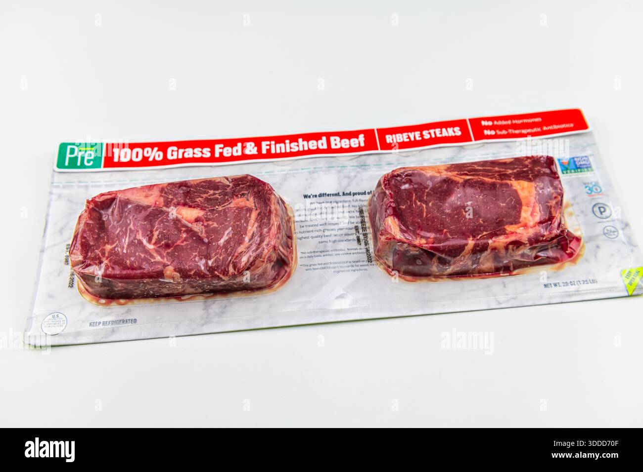 Napoli, Stati Uniti - 4 maggio 2022: Carne di costata Ribeye, cibo raro crudo crudo in confezione con etichetta Pre su sfondo bianco Foto Stock