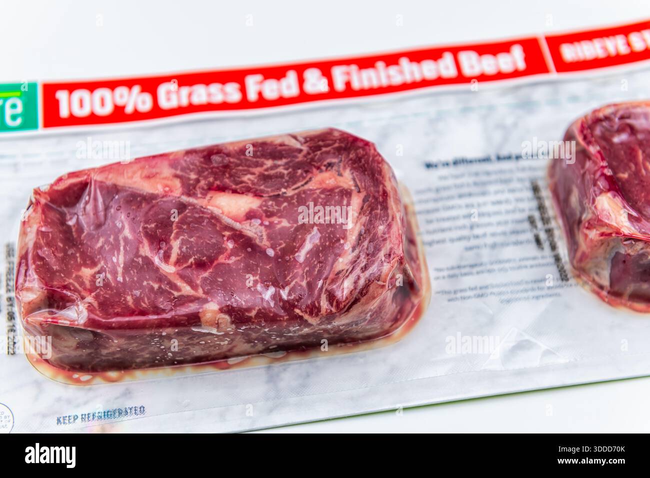 Napoli, Stati Uniti - 4 maggio 2022: Carne di costoletta di Ribeye, cibo raro crudo crudo in confezione a marchio Pre su sfondo bianco Foto Stock