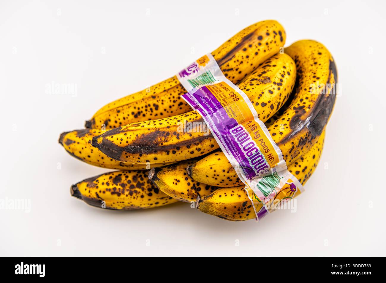 Napoli, Stati Uniti - 4 maggio 2022: Del Monte mucchio di banane mature, macro primo piano su sfondo bianco Foto Stock