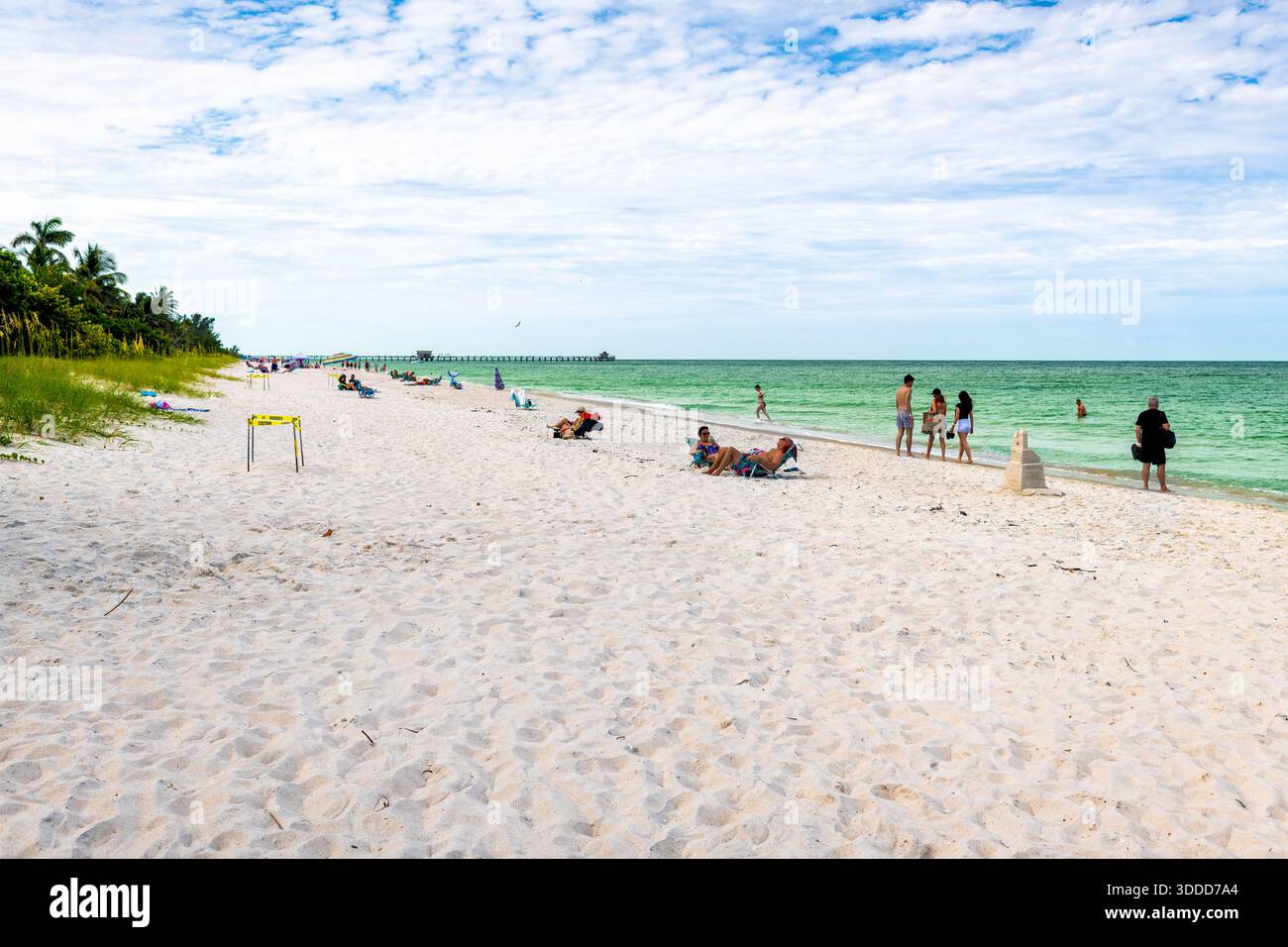 Napoli, Stati Uniti - 25 maggio 2022: Spiaggia della città di Naples in Florida con persone in estate vicino alle acque del Golfo del Messico, nuotando e prendendo il sole Foto Stock