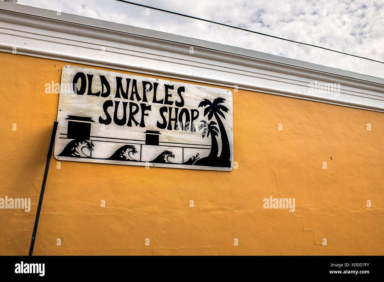 Napoli, Stati Uniti - 25 maggio 2022: Insegna del negozio di sport da surf Old Town Naples, Florida che vende abbigliamento per tavole da paddle sport sulla terza strada a sud Foto Stock