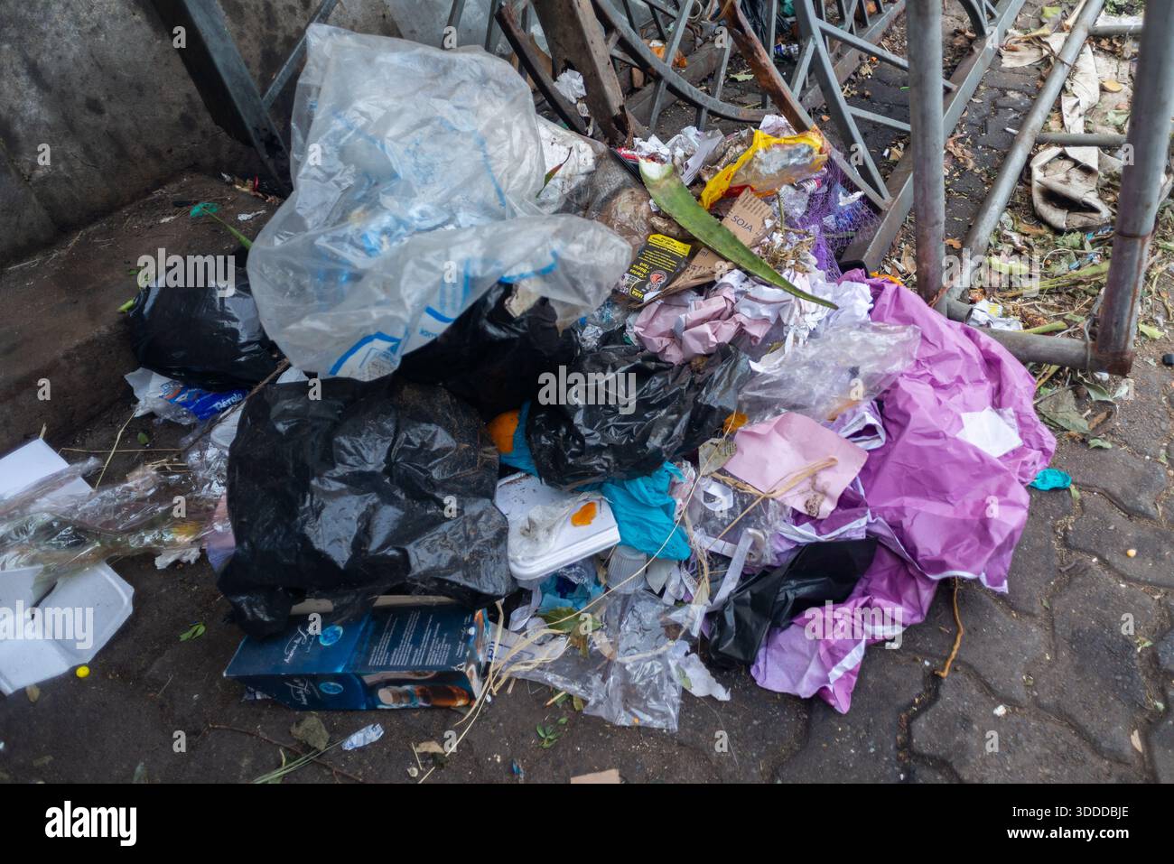 Salvador, Bahia, Brasile - 20 settembre 2025: Veduta di una pila di rifiuti di plastica, sacchetti della spazzatura e vari articoli scartati presso la via Sao Joaquim mar Foto Stock
