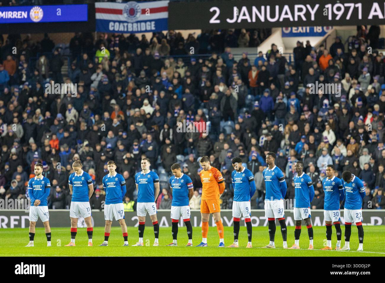 Glasgow, Regno Unito. 30 dicembre 2025. I Rangers FC hanno giocato contro il St Mirren FC in una partita della William Hill Premiership all'Ibrox Stadium di Glasgow, Scozia, Regno Unito. Il punteggio finale è stato Rangers 2 - 1 ° Mirren. Ibrox ha tenuto un minuto di silenzio in memoria del DISASTRO DI IBROX avvenuto il 2 gennaio 1971, quando 66 tifosi di calcio sono morti e più di 200 feriti in una cotta per la folla nella partita Rangers vs Celtic quel giorno. Crediti: Findlay/Alamy Live News Foto Stock