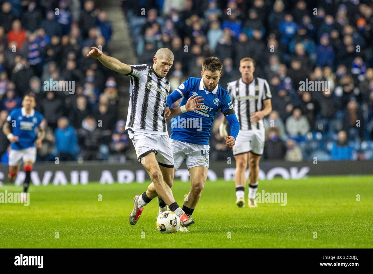 Glasgow, Regno Unito. 30 dicembre 2025. I Rangers FC hanno giocato contro il St Mirren FC in una partita della William Hill Premiership all'Ibrox Stadium di Glasgow, Scozia, Regno Unito. Il punteggio finale è stato Rangers 2 - 1 ° Mirren. Nicolas Raskin (R43) e Alex Gogic (SM13) competono per il pallone. Crediti: Findlay/Alamy Live News Foto Stock