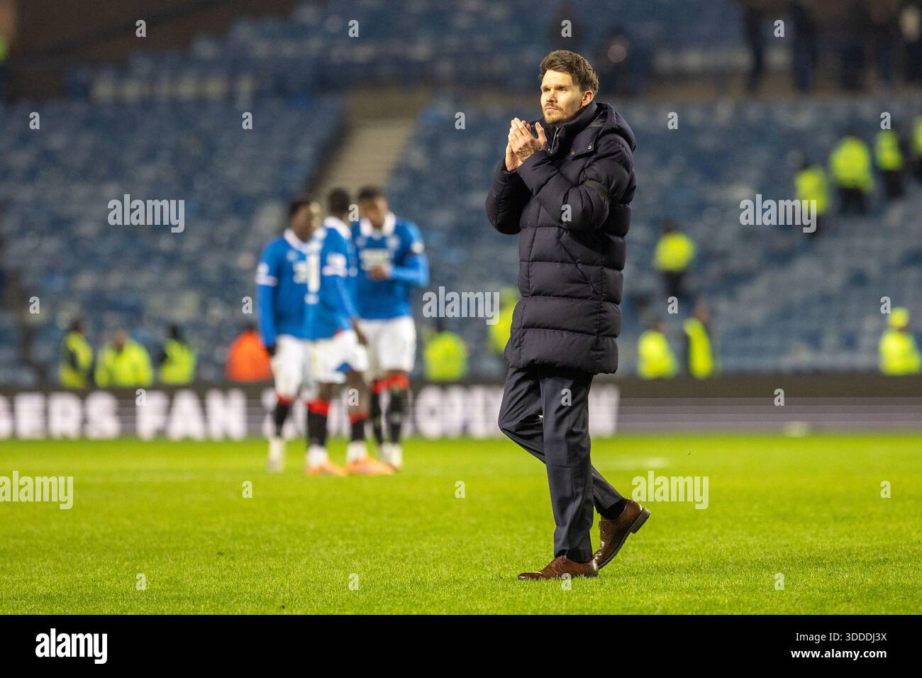 30 dicembre 2025. Glasgow, Regno Unito. I Rangers FC hanno giocato contro il St Mirren FC in una partita della William Hill Premiership all'Ibrox Stadium di Glasgow, Scozia, Regno Unito. Il punteggio finale è stato Rangers 2 - 1 ° Mirren. Danny Rohl, allenatore dei Rangers, applaude i tifosi e i tifosi dei Rangers alla fine della partita. Crediti: Findlay/Alamy Live News Foto Stock