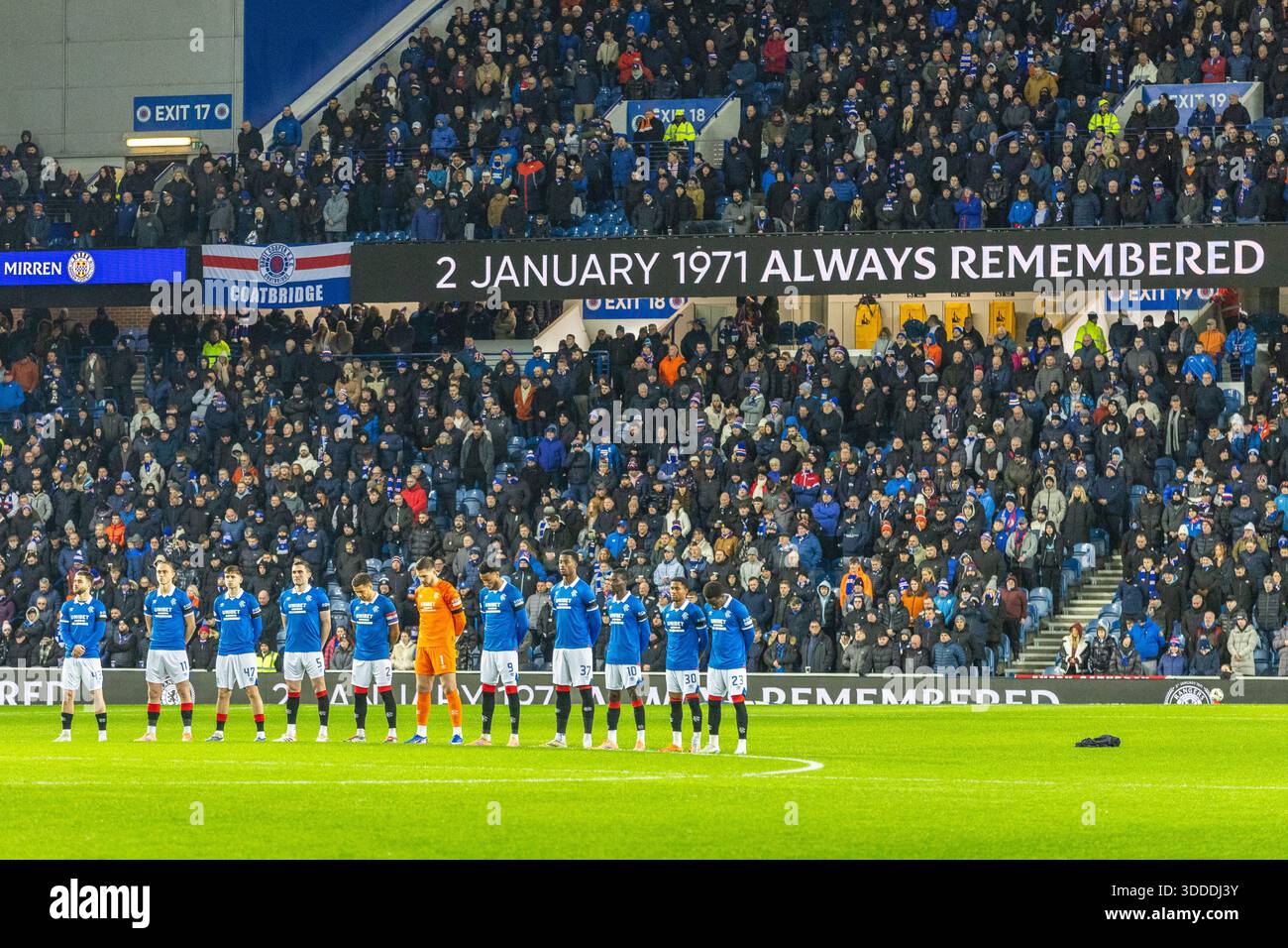 30 dicembre 2025. Glasgow, Regno Unito. I Rangers FC hanno giocato contro il St Mirren FC in una partita della William Hill Premiership all'Ibrox Stadium di Glasgow, Scozia, Regno Unito. Il punteggio finale è stato Rangers 2 - 1 ° Mirren. Ibrox ha tenuto un minuto di silenzio in memoria del DISASTRO DI IBROX avvenuto il 2 gennaio 1971, quando 66 tifosi di calcio sono morti e più di 200 feriti in una cotta per la folla nella partita Rangers vs Celtic quel giorno. Crediti: Findlay/Alamy Live News Foto Stock