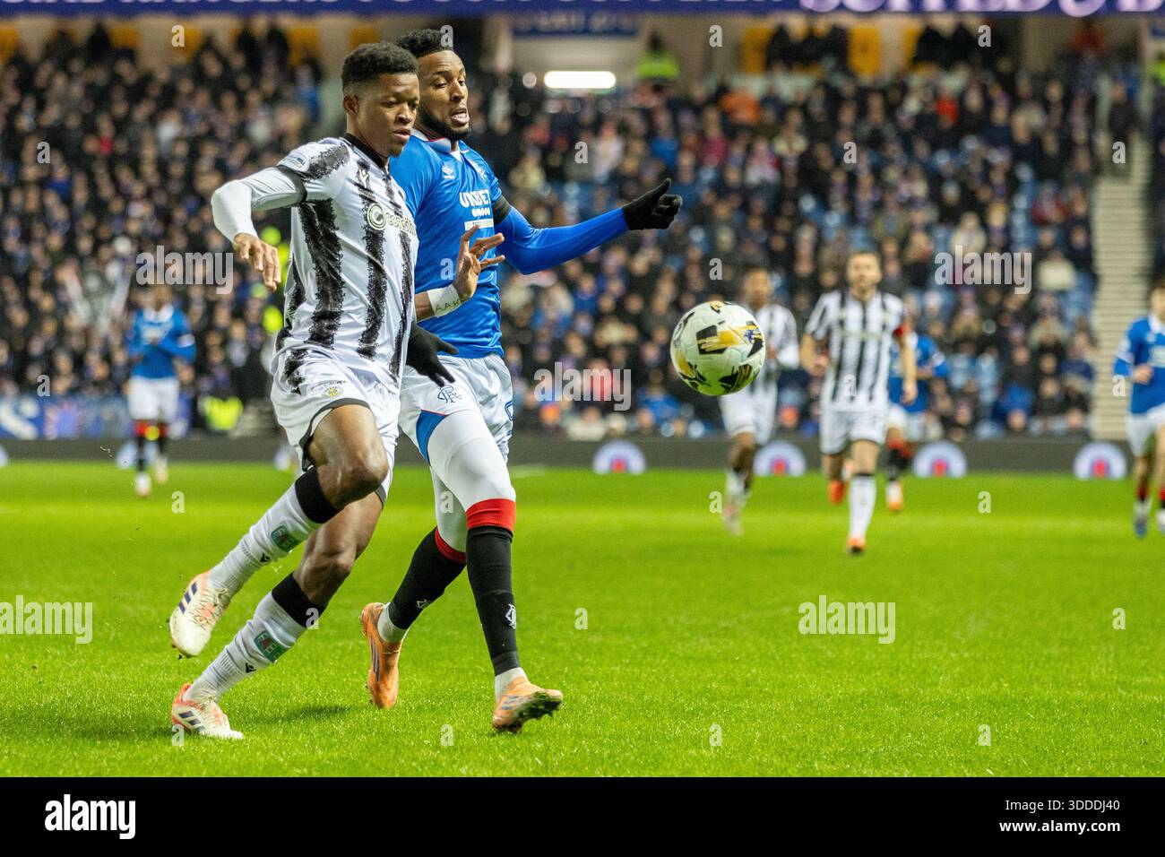 30 dicembre 2025. Glasgow, Regno Unito. I Rangers FC hanno giocato contro il St Mirren FC in una partita della William Hill Premiership all'Ibrox Stadium di Glasgow, Scozia, Regno Unito. Il punteggio finale è stato Rangers 2 - 1 ° Mirren. Richard King (SM5) e Youssef Chermiti (R9) competono per il pallone. Crediti: Findlay / Alamy Live News Foto Stock