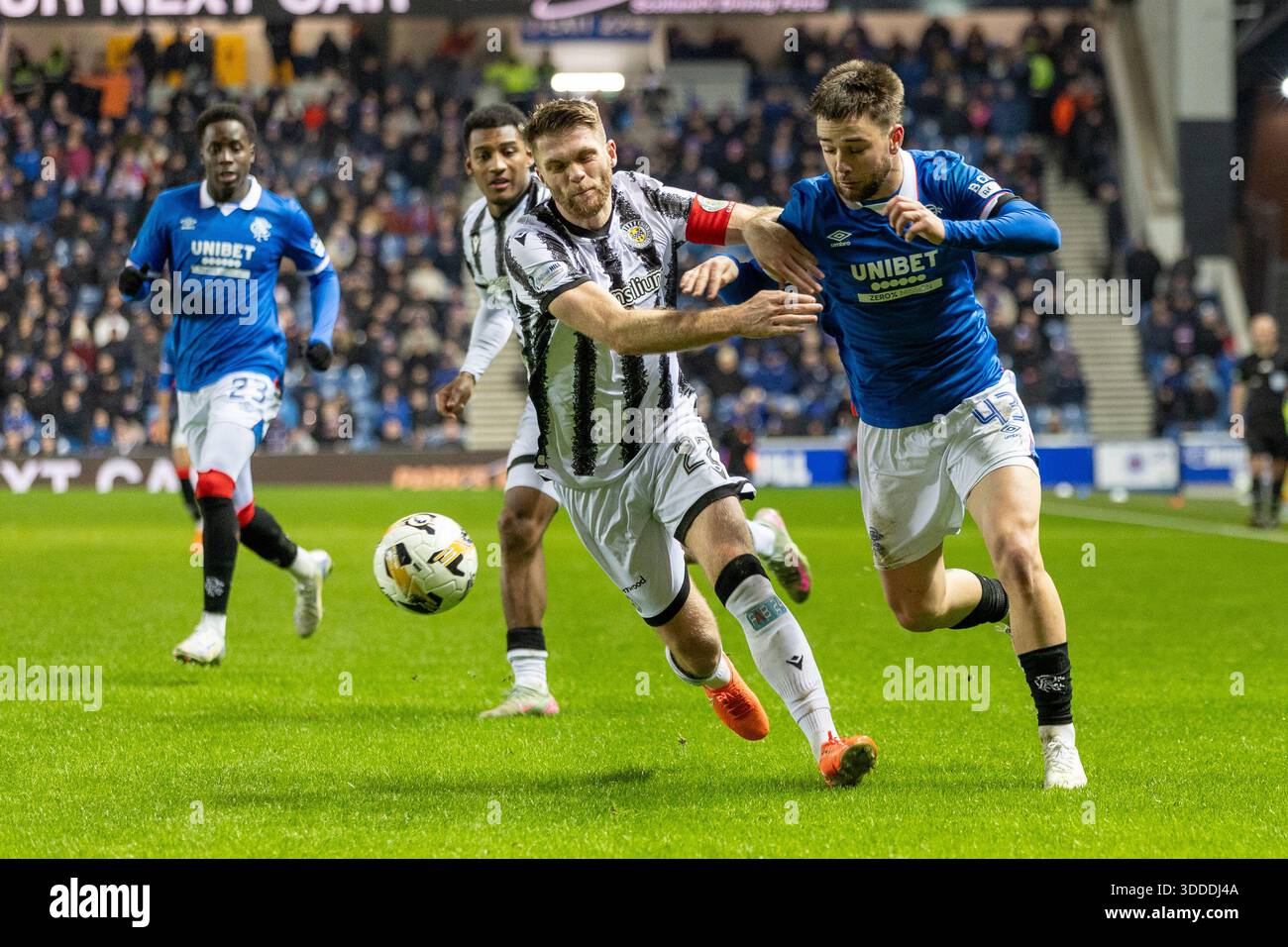 30 dicembre 2025. Glasgow, Regno Unito. I Rangers FC hanno giocato contro il St Mirren FC in una partita della William Hill Premiership all'Ibrox Stadium di Glasgow, Scozia, Regno Unito. Il punteggio finale è stato Rangers 2 - 1 ° Mirren. Nicolas Raskin (R43) e Marcus Fraser (SM22) competono per il pallone. Crediti: Findlay / Alamy Live News Foto Stock