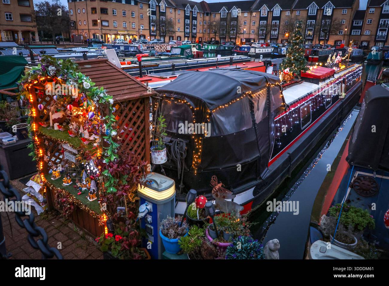 Decorazioni natalizie su una chiatta sul canale e una casa galleggiante ad Apsley Lock, e Apsley Marina, Hemel Hempstead, Hertfordshire, Inghilterra, REGNO UNITO Foto Stock