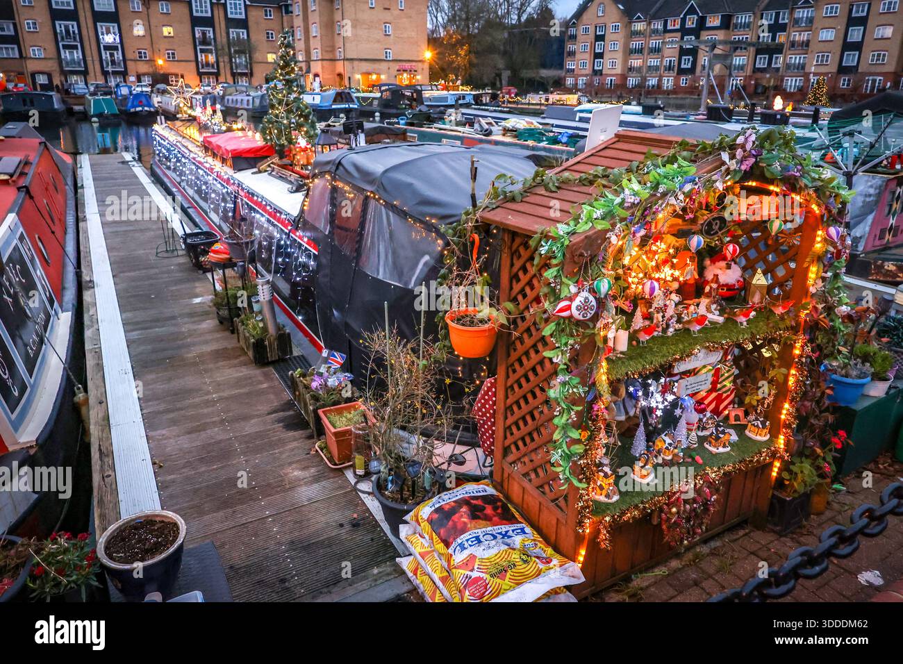 Decorazioni natalizie su una chiatta sul canale e una casa galleggiante ad Apsley Lock, e Apsley Marina, Hemel Hempstead, Hertfordshire, Inghilterra, REGNO UNITO Foto Stock