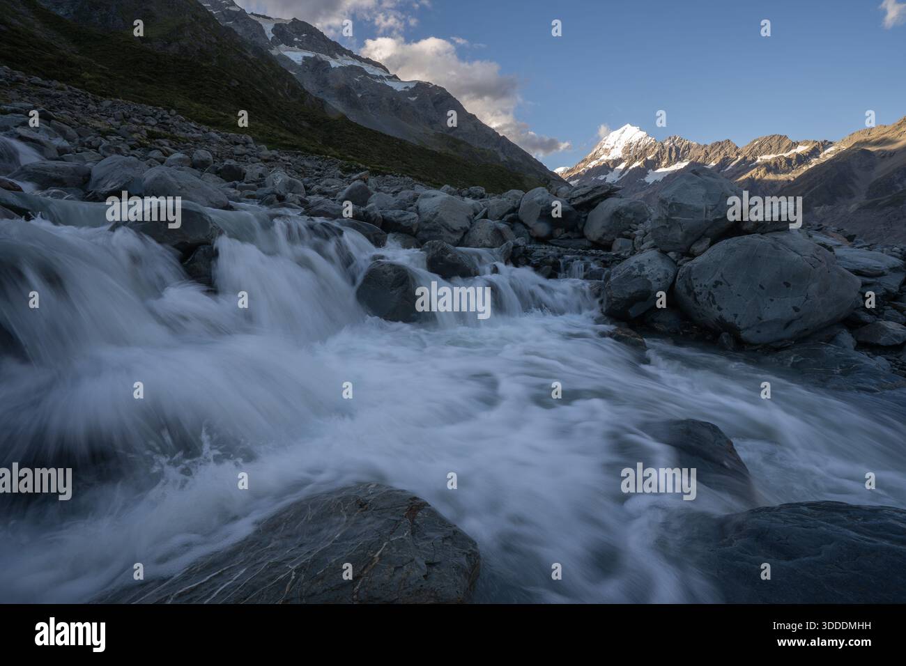 Ruscello glaciale che scorre velocemente con Snowy Aoraki Mount Cook Peak nuova Zelanda Foto Stock