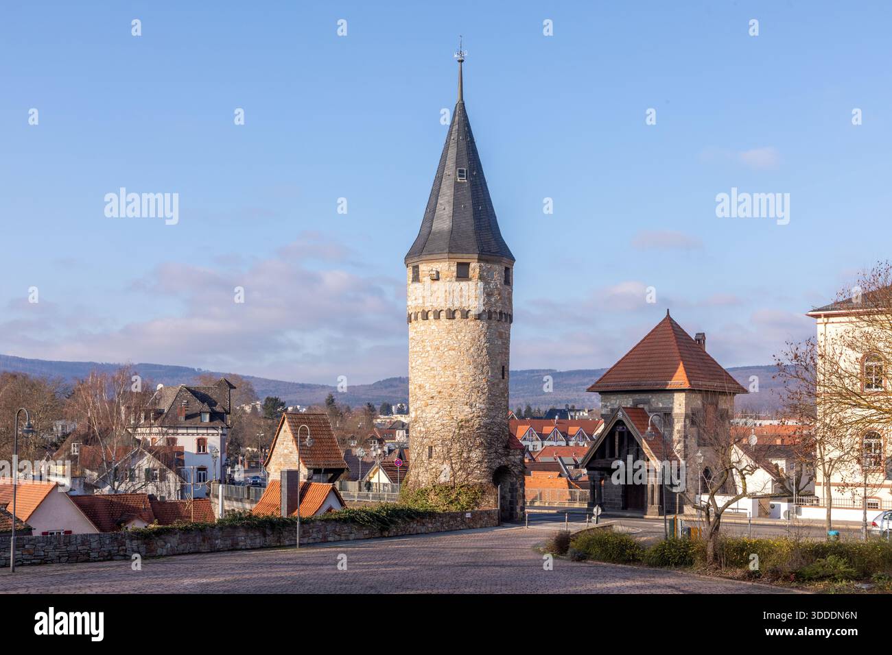 Vista della vecchia torre della porta della città, chiamata anche torre delle streghe o ex prigione di Bad Homburg nel tardo pomeriggio Foto Stock