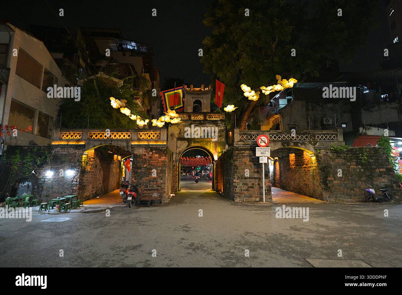 La porta della città Vecchia, conosciuta anche come o Quan Chuong, è l'unica porta superstite dell'antica Cittadella Imperiale di Thang Long ad Hanoi. E' la porta d'accesso Foto Stock
