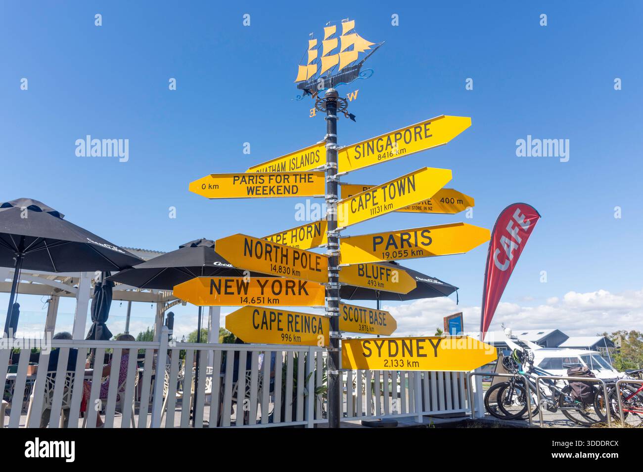 Destinazione fingerpost a Parigi per il Weekend Cafe, Charles Street, Kaiapoi, Canterbury, South Island, nuova Zelanda Foto Stock