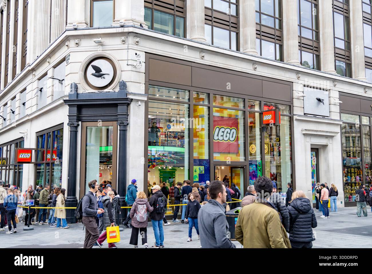 Negozio LEGO a Leicester Square, Londra, Inghilterra, negozio esterno e negozio di giocattoli con persone al di fuori del Regno Unito, 2025 Foto Stock