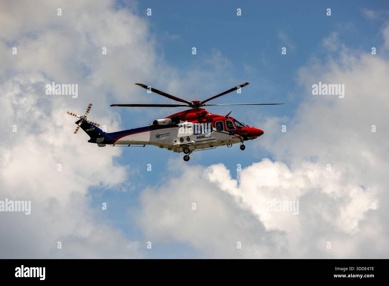 salvataggio elicottero rame 510 che si libra verso l'atterraggio all'ospedale base di cairns un supporto per la ricerca e il salvataggio volontari e la risposta di emergenza Foto Stock