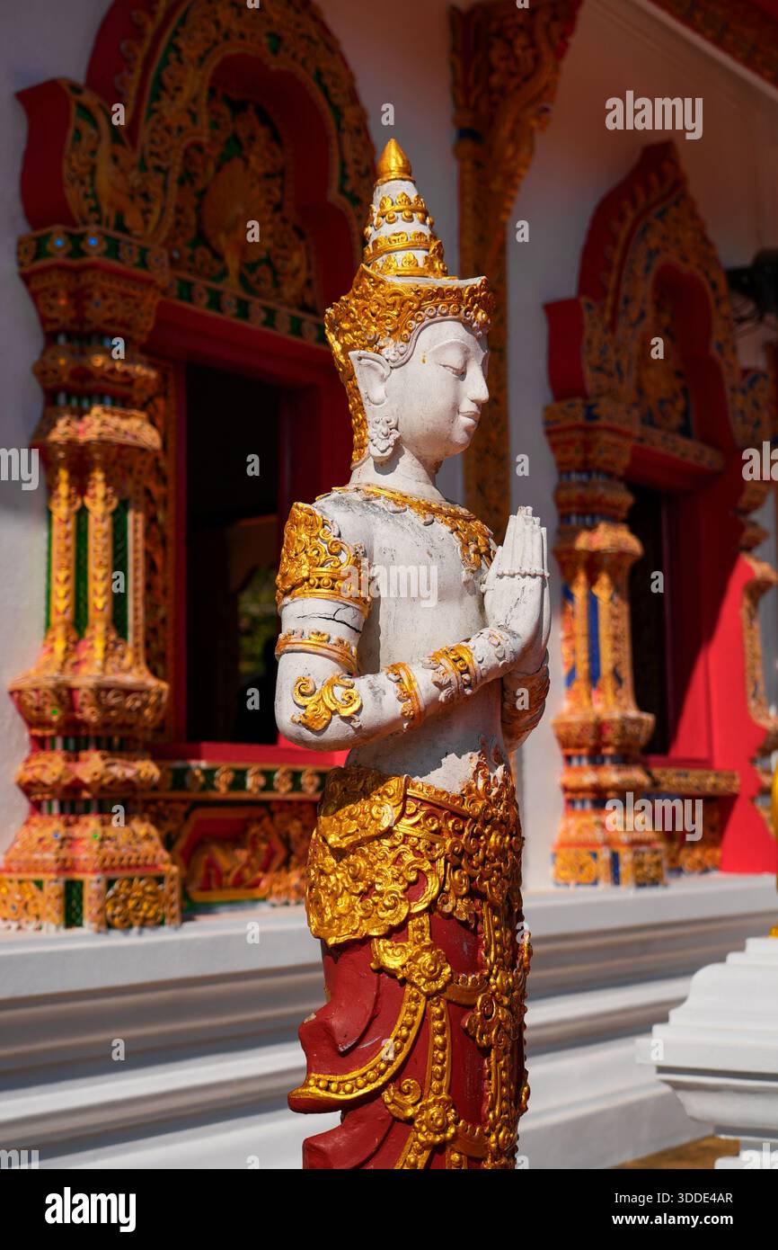 Statua dell'angelo Thep Phanom in una posizione rispettosa di Wai al tempio Wat Phra That Doi Tung vicino a Chiang Rai, nel nord della Thailandia Foto Stock