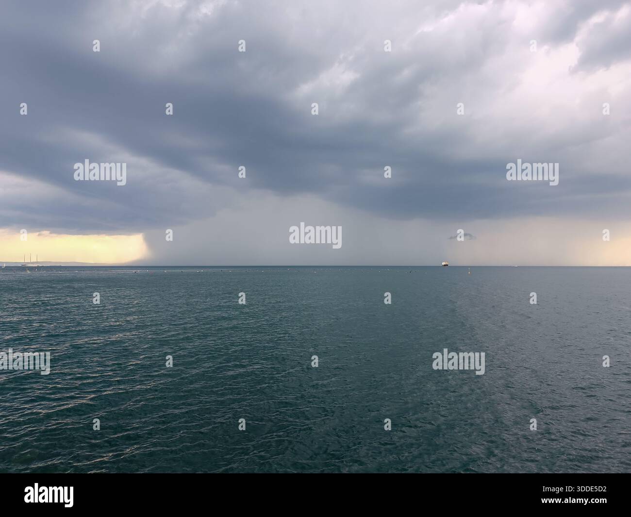 Piogge all'orizzonte in mare aperto con nuvole di tempesta Foto Stock