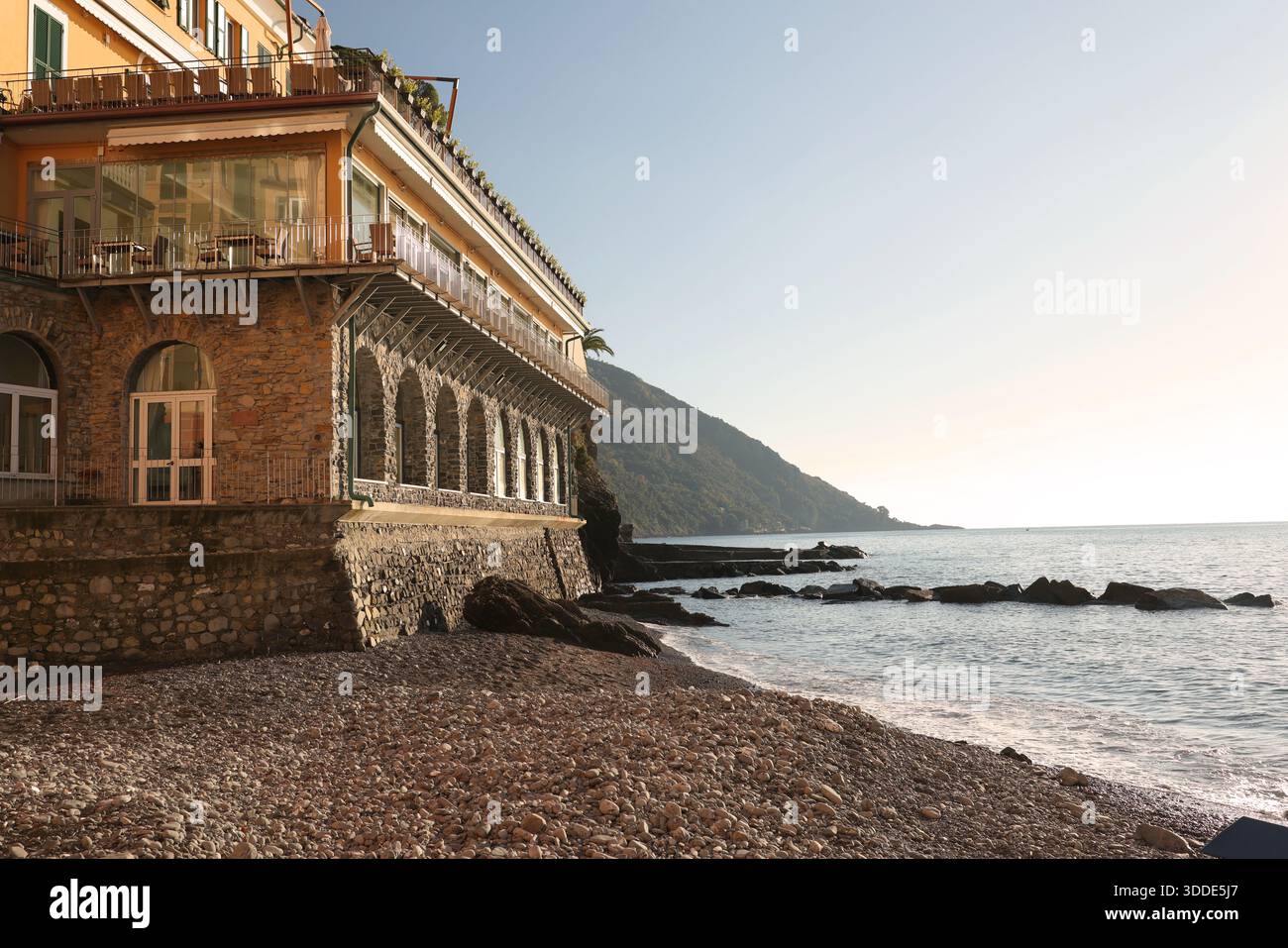 Edificio in pietra, costruzione in riva al mare. Architettura tradizionale italiana. La natura in una giornata di sole. Sfondo per la progettazione. Foto Stock