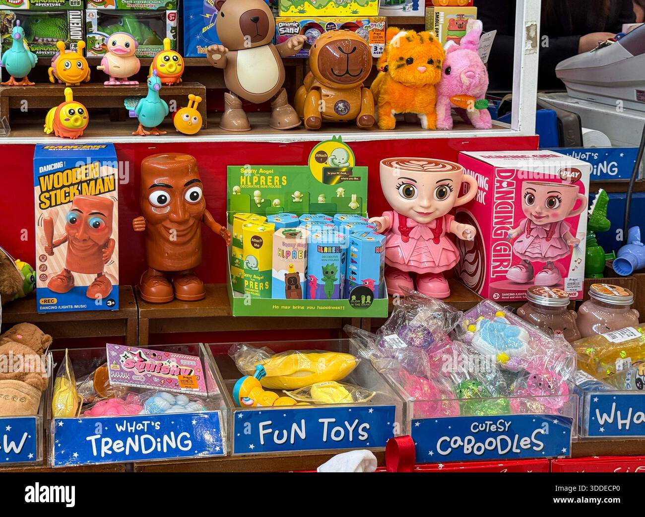 Laguna, Filippine. 31 dicembre 2025. Un negozio che presenta giocattoli senza licenza di "Tung Tung Tung Sahur" e "Ballerina Cappuccina", basati sulla tendenza italiana Brainrot TikTok, nota per la frenetica grafica dell'intelligenza artificiale rivolta al Gen Alpha. Questa strategia di mercato grigio sfrutta l'ambiguità giuridica, poiché i produttori le producono senza pagare le royalty, mentre i personaggi virali provengono da richieste anonime di intelligenza artificiale. Molto ricercati durante il Natale, questi prodotti sono apparsi rapidamente nei negozi di giocattoli dopo che i personaggi hanno guadagnato popolarità online all'inizio del 2025. Crediti: Kevin Izorce/Alamy Live News Foto Stock