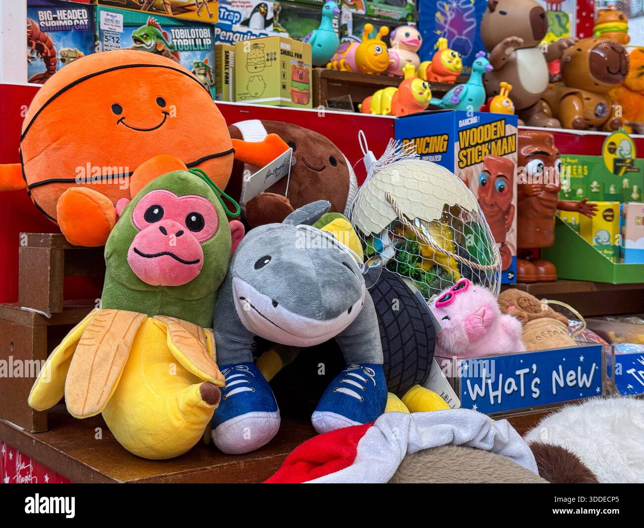 Laguna, Filippine. 31 dicembre 2025. Un negozio che presenta peluche e giocattoli senza licenza di Tralalero Tralala, Tung Tung Tung Sahur, Chimpanzini Bananini & Quai VAT Bong RO Do, basato sulla tendenza italiana Brainrot TikTok, nota per la grafica frenetica dell'intelligenza artificiale rivolta alla Gen Alpha. Questa strategia di mercato grigio sfrutta l'ambiguità giuridica, poiché i produttori le producono senza pagare le royalty, mentre i personaggi virali provengono da richieste anonime di intelligenza artificiale. Molto ricercati durante il Natale, questi prodotti sono apparsi rapidamente nei negozi di giocattoli dopo che i personaggi hanno guadagnato popolarità online all'inizio del 2025. Crediti: Kevin Izorce/Alamy Live News Foto Stock