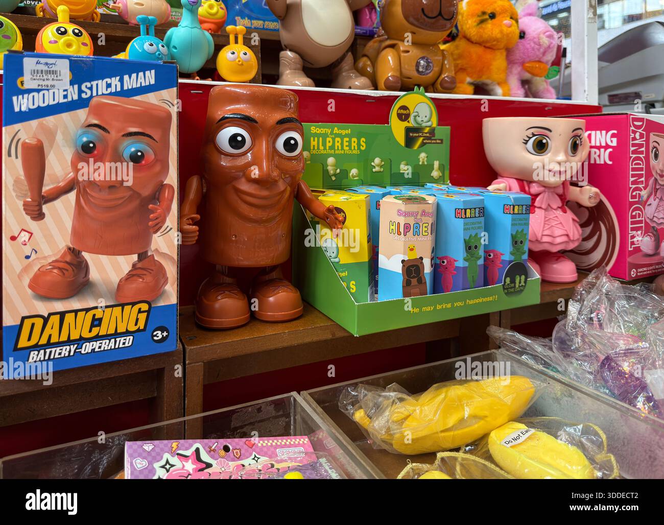 Laguna, Filippine. 31 dicembre 2025. Un negozio che presenta giocattoli senza licenza di "Tung Tung Tung Sahur" e "Ballerina Cappuccina", basati sulla tendenza italiana Brainrot TikTok, nota per la frenetica grafica dell'intelligenza artificiale rivolta al Gen Alpha. Questa strategia di mercato grigio sfrutta l'ambiguità giuridica, poiché i produttori le producono senza pagare le royalty, mentre i personaggi virali provengono da richieste anonime di intelligenza artificiale. Molto ricercati durante il Natale, questi prodotti sono apparsi rapidamente nei negozi di giocattoli dopo che i personaggi hanno guadagnato popolarità online all'inizio del 2025. Crediti: Kevin Izorce/Alamy Live News Foto Stock