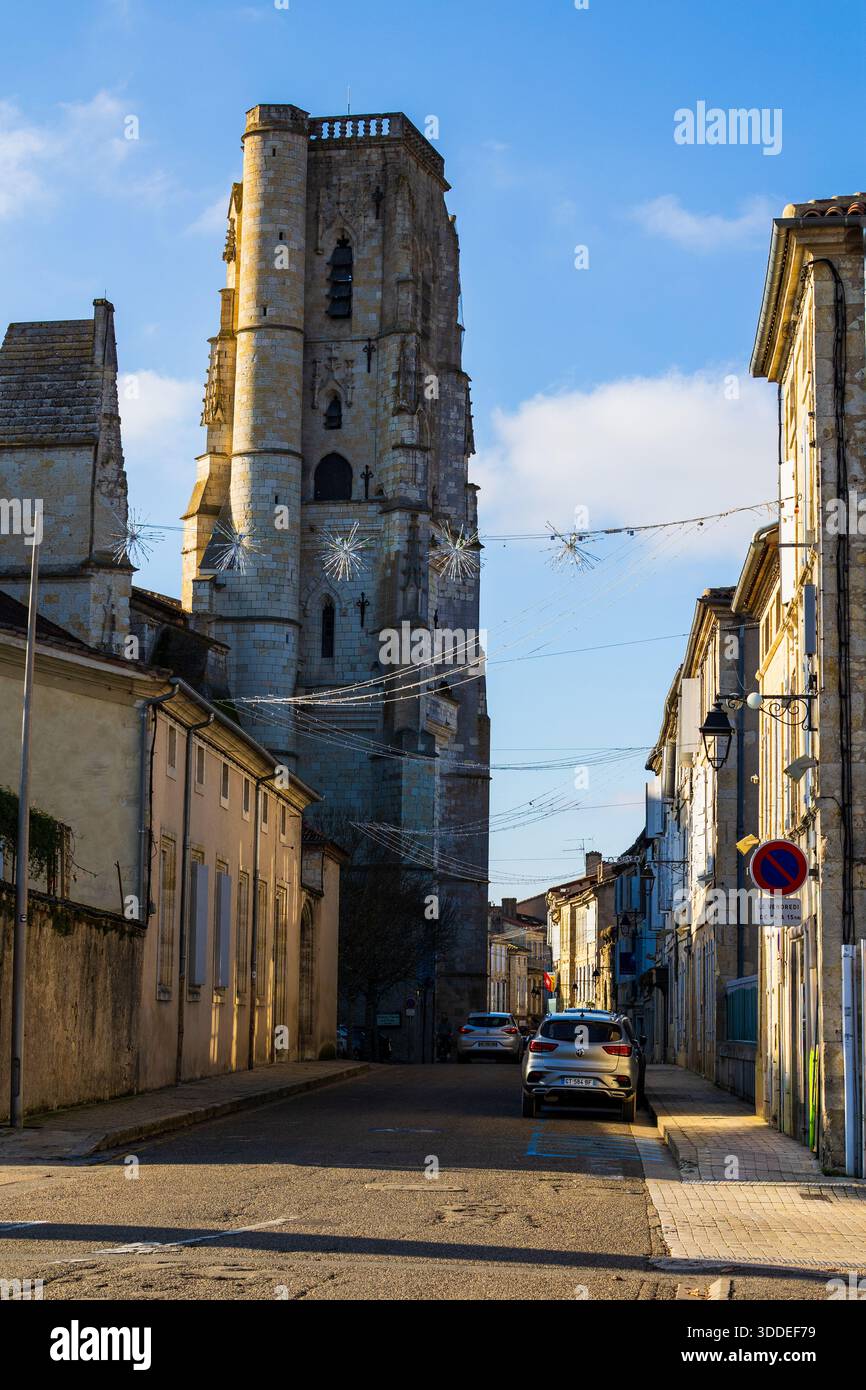 Campanile della Cattedrale di Saint-Gervais-Saint-Protais a Lectoure durante le festività Foto Stock