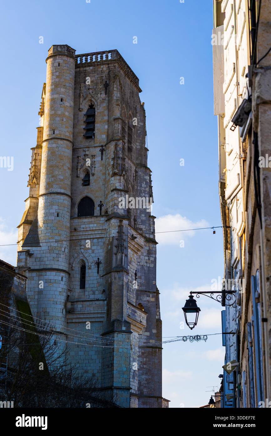 Campanile della Cattedrale di Saint-Gervais-Saint-Protais a Lectoure durante le festività Foto Stock