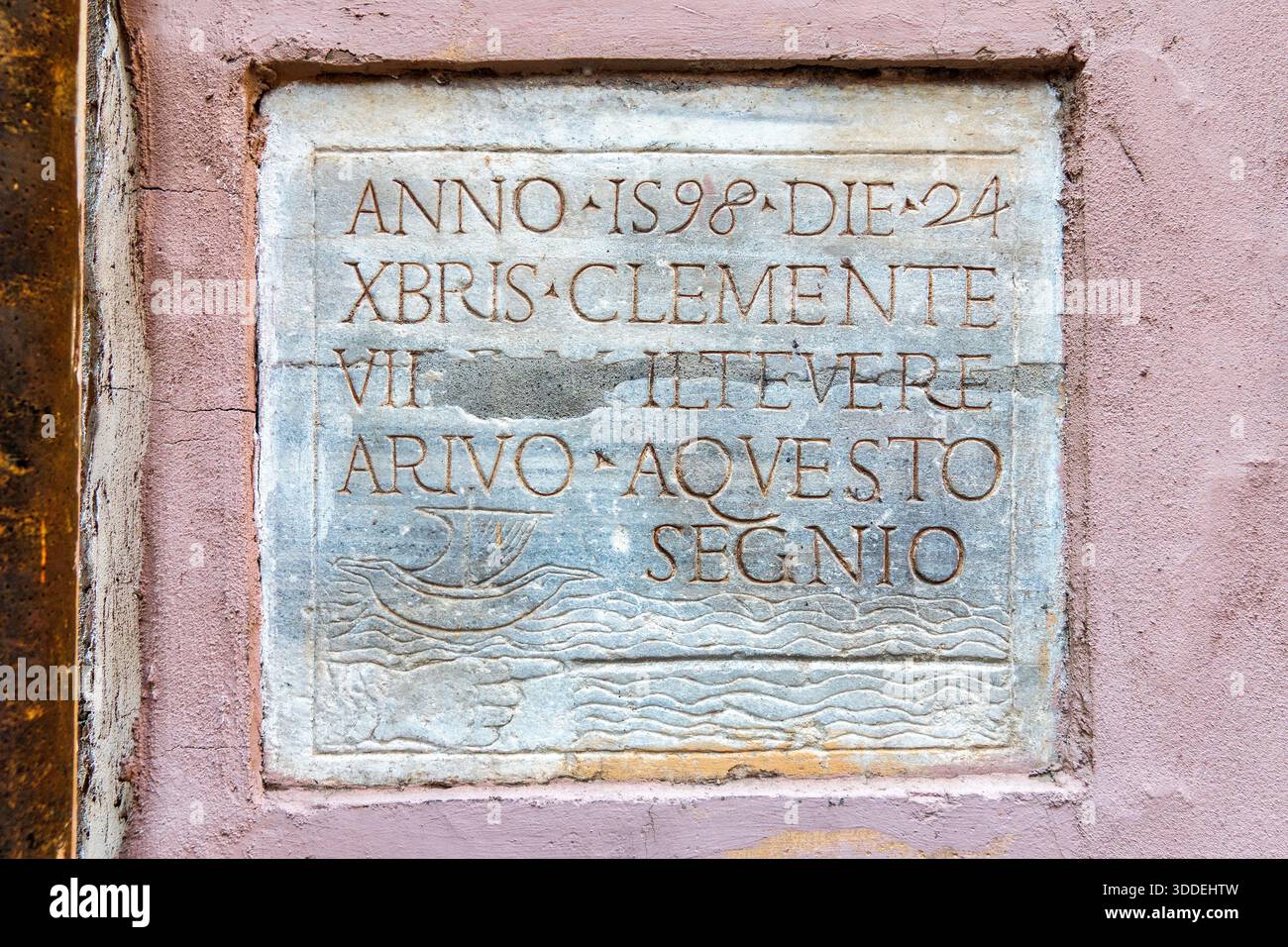 Targa di pietra che segna il livello di alluvione del Tevere il 24 dicembre 1598, Roma, Italia. Foto Stock