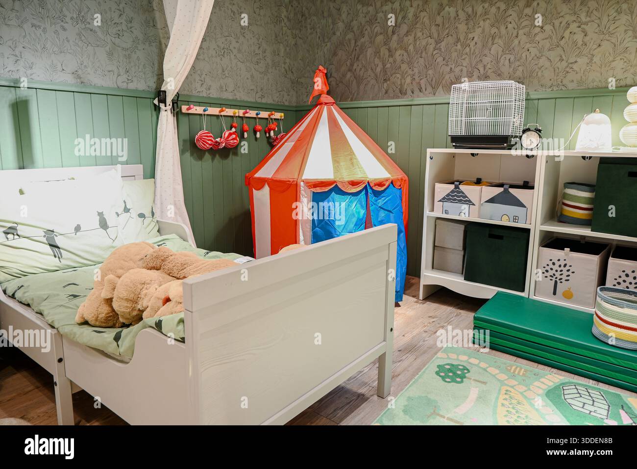 Accogliente camera per bambini che crea un'atmosfera giocosa per i sogni e lo sviluppo dell'infanzia. Foto Stock