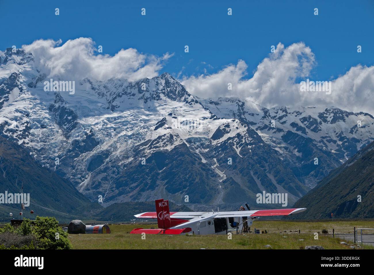 Un aereo turistico è parcheggiato al Mt. Aeroporto Cook, sull'Isola del Sud della nuova Zelanda presso il monte Aoraki Parco nazionale di Cook. Foto di Ernie Mastroianni. Foto Stock