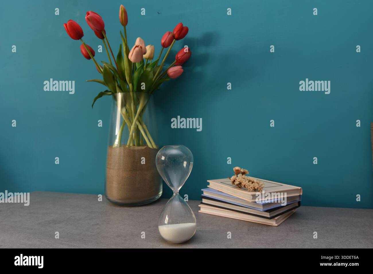 mostra oggetti che impreziosiscono gli angoli della casa Foto Stock