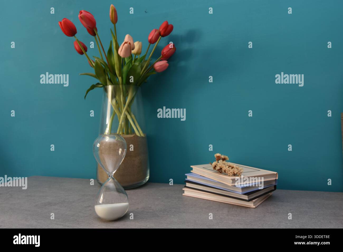 mostra oggetti che impreziosiscono gli angoli della casa Foto Stock