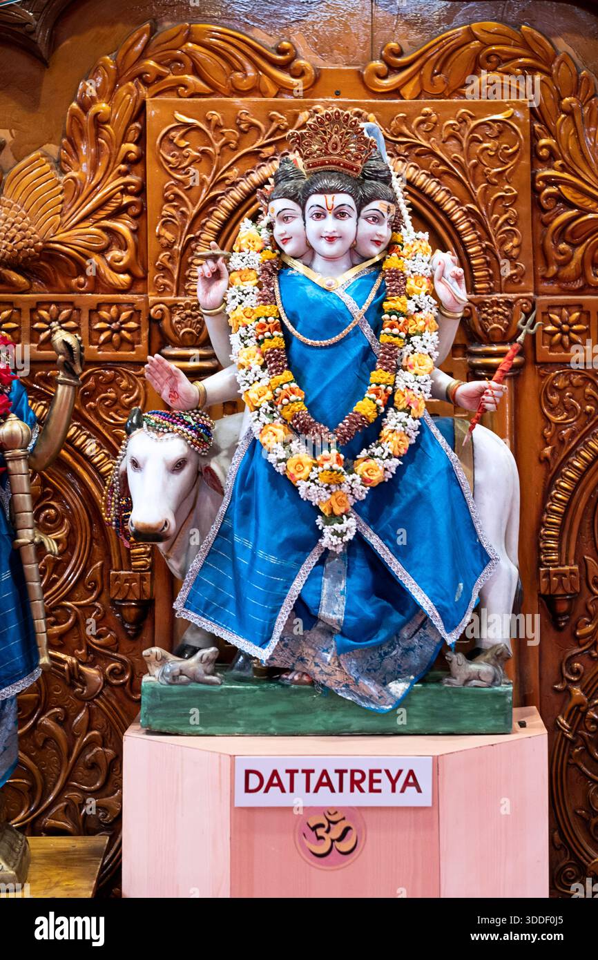 Una statua del dio indù Dattatreya un grande yogi e una divinità, . Al Geeta Temple di Corona, Queens, New York. Foto Stock